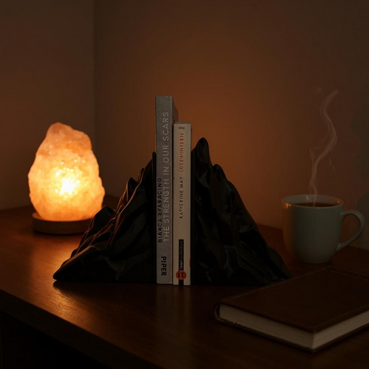 Atemberaubendes, minimalistisches Buchstützen-Set mit Bergmotiv